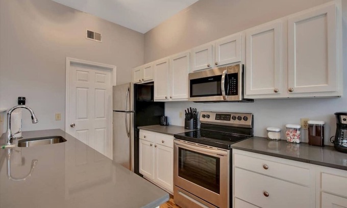 Shaw House | Breathtaking Unit in Shaw - 4 Queen beds 1E