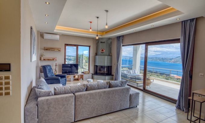 Pitharion Apartment | Breathtaking-View, Air-Conditioned 2-bedroom House!
