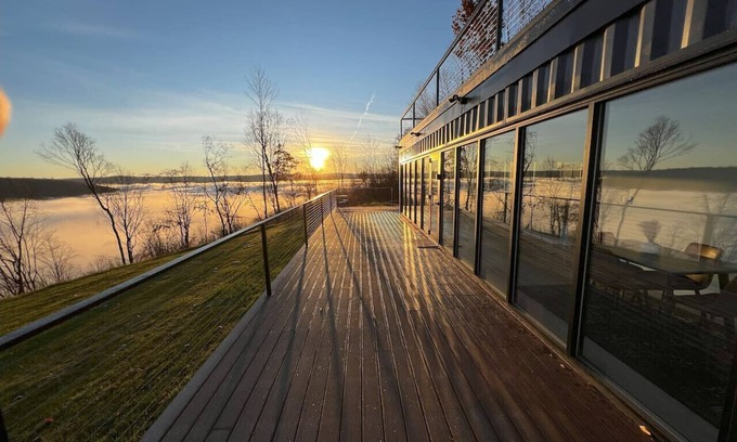 Little Valley Apartment | Breathtaking views, modern container design
