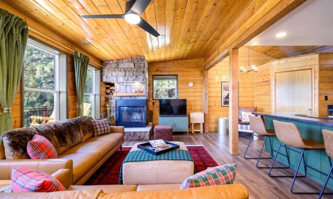 Highland Pines Cabin | Breathtaking Views. Elevated Comfort. Pets Welcome