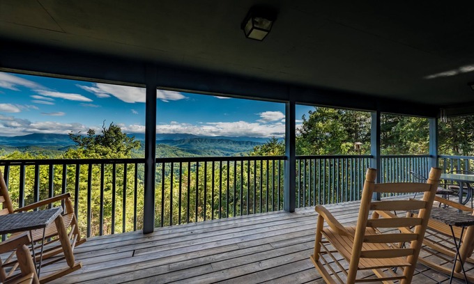 Sevierville Cabin | Breathtaking Views of Smoky Mts, Minutes from Gatlinburg, 10% off 7+ day stay