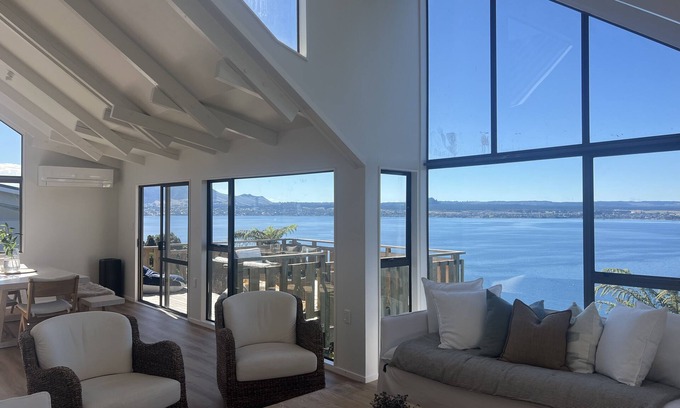 Acacia Bay House | Breathtaking views + Space for the whole family