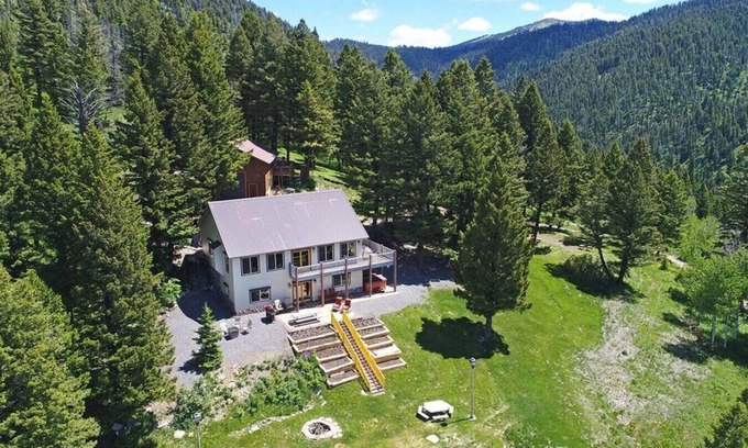Island Park House | Breathtaking Views Close to Yellowstone