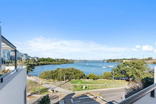 Meadowbank Apartment | Breathtaking Waterfront Penthouse with BigTerrace near to Olympic Park