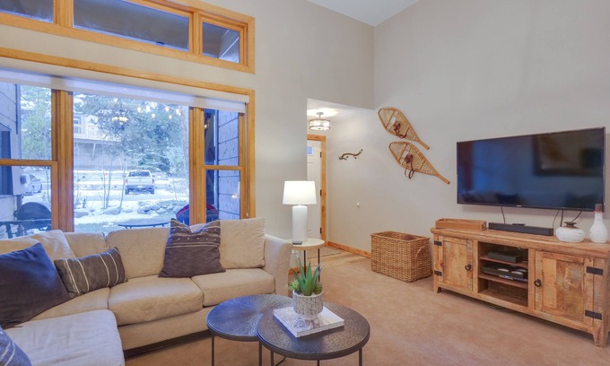Four O'Clock House | Breck Townhome w/Balcony: Walk to Ski Lifts!