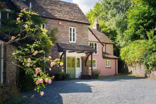 Crickhowell House | Brecon Beacons Old Vicarage, stunning garden & views