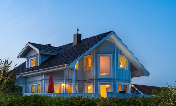 Kopperby House | Breeze 71 - Schwedenhaus, 1. Reihe am Wasser, Kamin, 3 Bäder, PKW E-ladesäule