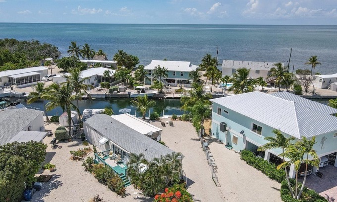 Marathon House | Breeze On Inn 2-bedroom, 2-bath mobile home in Gra