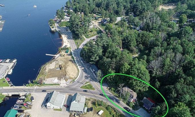 Alton House | Breezy Accommodations at Alton Bay. Walk to Town Beach and New Boat Ramp