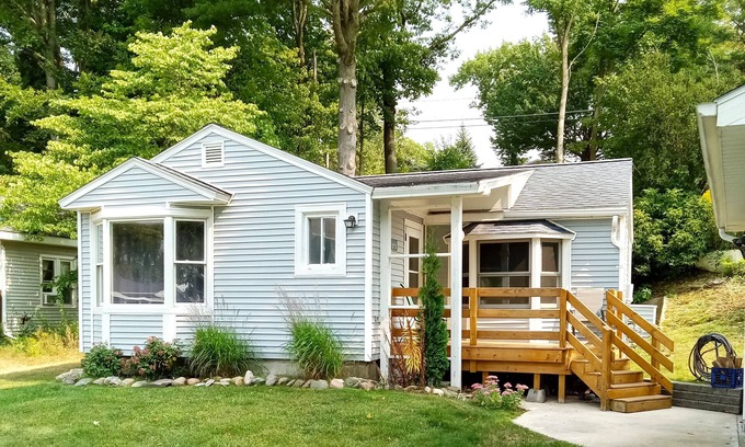 Ludington Cottage | Breezy Bungalow. Queen beds, A/C. Boat ramp and Boat rentals steps away.
