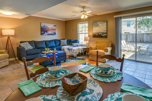 Wright House | Breezy Fort Walton Townhome about 5 Mi to Beach!