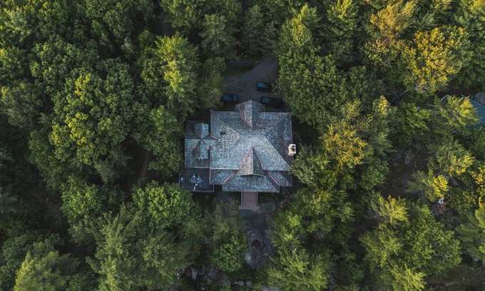 Seguin Cottage | Breezy Lake Joe family cottage w/SUP, kayaks + bar area on the dock
