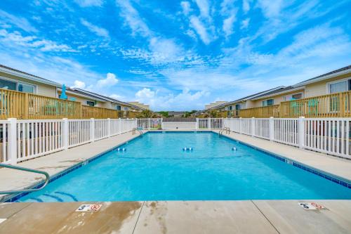 Pine Knoll Shores House | Breezy Pine Knoll Shores Escape Walk to Beaches!