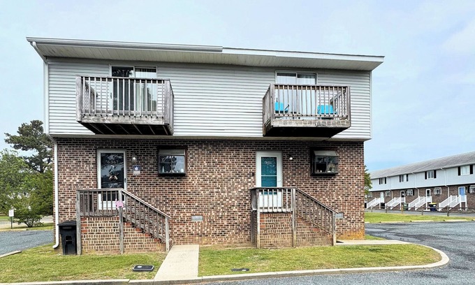 Deep Hole House | Breezy Retreat - Pet Friendly - Shared Dock - Linens and Towels Not Provided