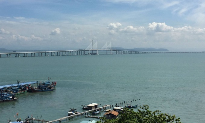 Batu Maung Condo | Breezy seaview condo