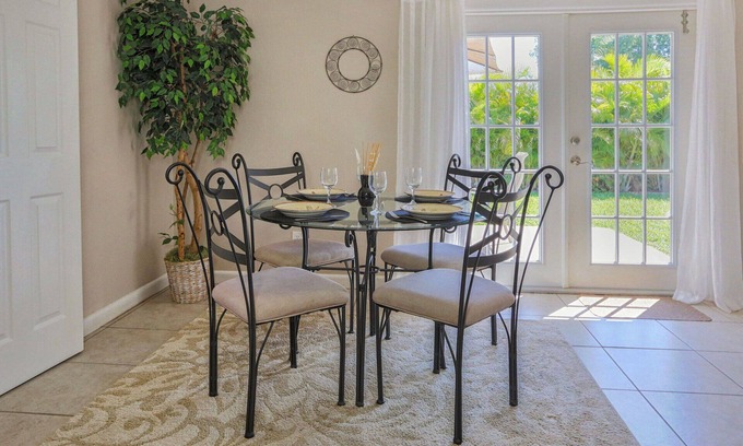 South Venice House | Breezy Villa - Minutes to Beaches - Fenced Yard - Pets Welcome - WiFi