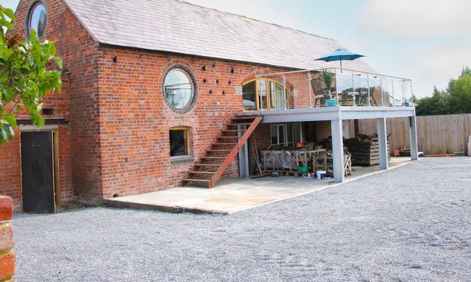 Stoney Stretton Other | BREIDDEN VIEW, character holiday cottage, with hot tub in Shrewsbury