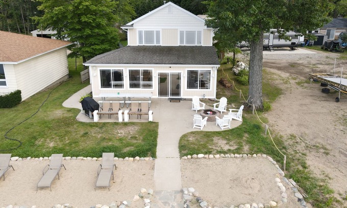 Delton Cottage | Brenda's Beach House - Sandy beach, gentle sloping lake bottom.