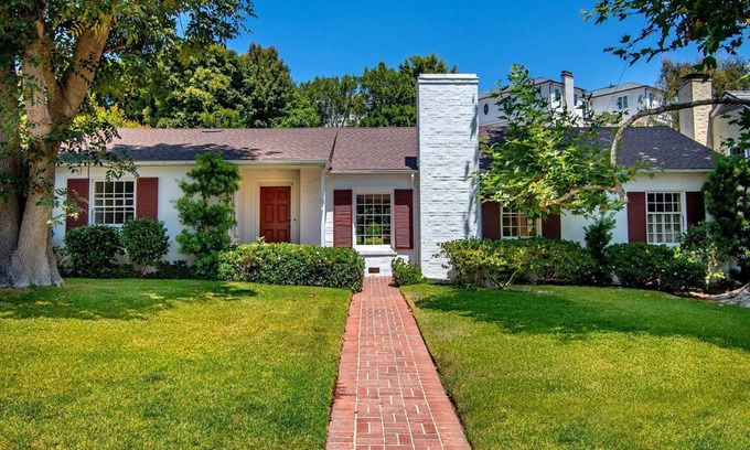 Los Angeles House | Brentwood Home + Big Yard in Gated Community