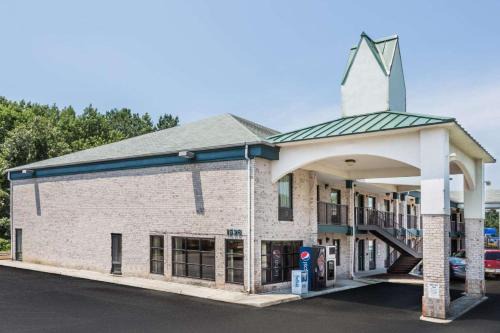 Suffolk Hotel | Brentwood Inn & Suites