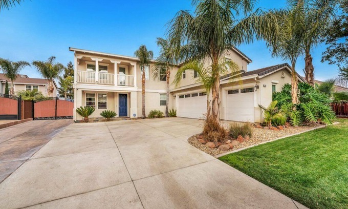 Brentwood House | Brentwood Posh 5-Bedroom w/steam shower near hwy