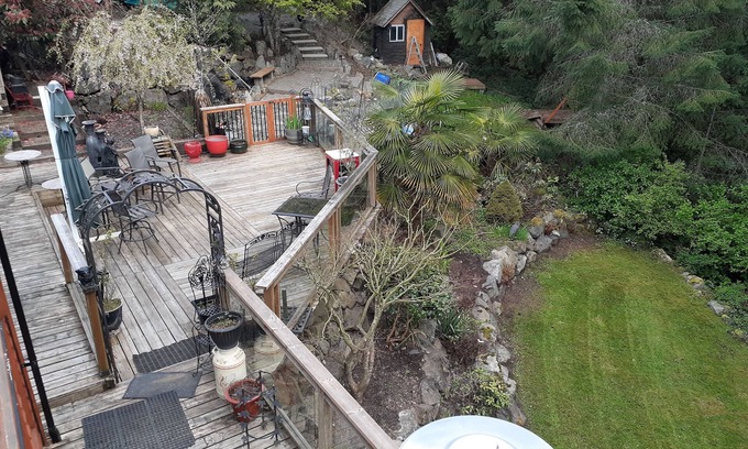 Brentwood Bay House | Brentwood's L'il Lodge, by Butterfly& Butchart Gardens,n4-6 gue