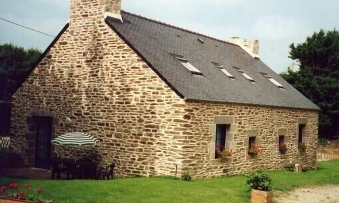 Ploumoguer Cottage | Breton House for Rent 6 Km from the Beaches (3 Bedrooms: 5 to 6 Pers)