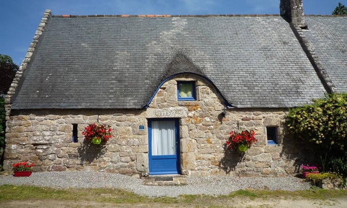 Riec-sur-Belon Cottage | Breton longère in Riec/Belon private garden near the sea,