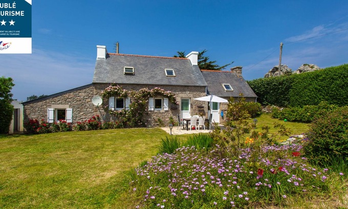Landeda House | Breton stone house, in a quiet location and the beach
