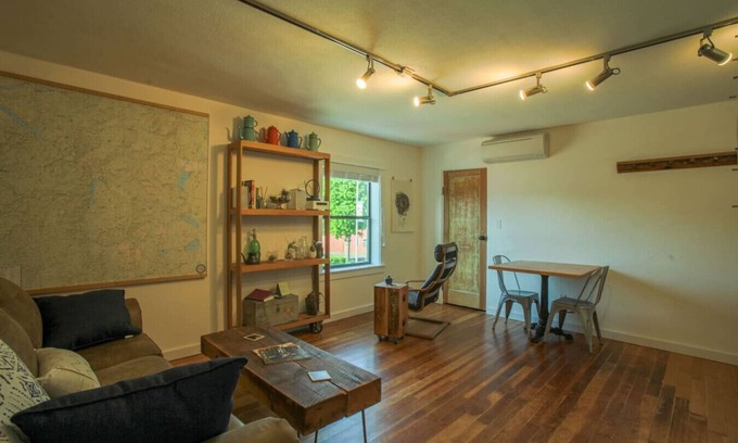 Oakridge Apartment | BrewPub Bungalow #1: Clean, Comfy, Convenient!