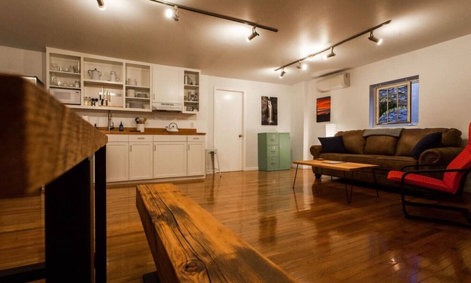 Oakridge Apartment | BrewPub Bungalow #2: Clean, Comfortable, Spacious