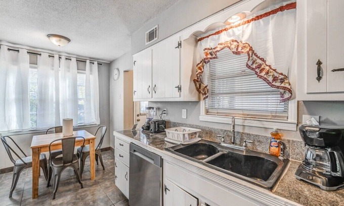 Ellendale House | Brick Bungalow - Mins from Parks