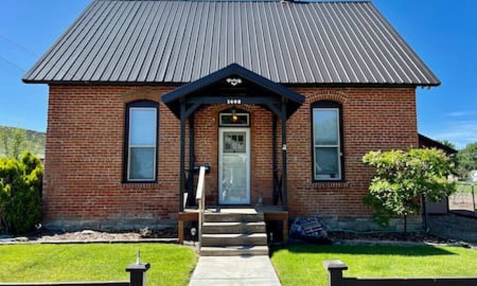 Baker City House | Brick House, Historic Charm! 1 Bdrm, Sleeps 2, Local Golfing 50% Off!