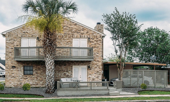 Victoria House | 🌴Brick Townhouse/Across HEB/Palm Tree Paradise❤️
