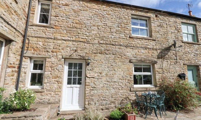 Hawes House | BRIDGE HOUSE, pet friendly, with a garden in Hawes