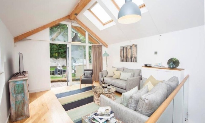 Bath House | Bridge Lock Mews | Luxury Canal Front Mews House - with parking