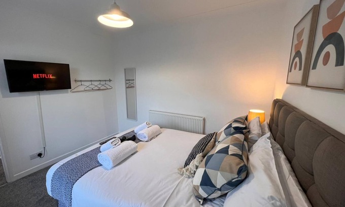 Aberfan House | Bridge Place - Spacious Home with plenty of beds!