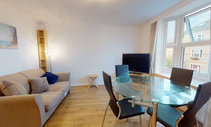 Oxford City Centre Apartment | Bridge View | Oxford Holiday Let | 1 Bed & Sleeps 2