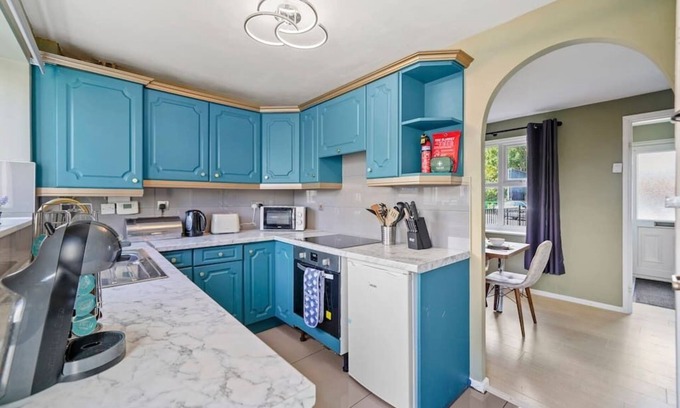 Nuneaton House | BridgeCity Cheerful 3 bedroom home in nuneaton