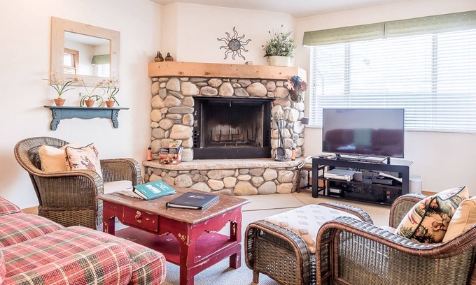 Ketchum Condo | Bridgepoint Condo 11 - Cozy Summer Getaway w/Hot Tub in Complex