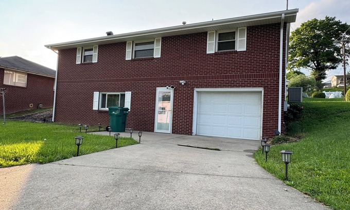Bridgeport House | Bridgeport House. Close to UHC, FBI, The Bridge Sport Complex, Conference Center