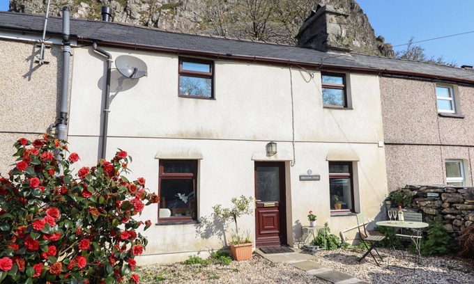 Rhiwbryfdir Cottage | BRIDGEWAY HOUSE, pet friendly, with open fire in Blaenau Ffestiniog