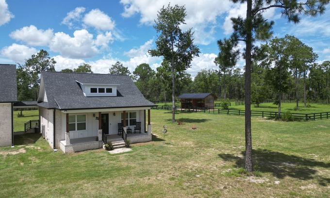 Aiken Cottage | Bridle Creek Cottage - King Bed - Dogs & Horses Are Welcome.