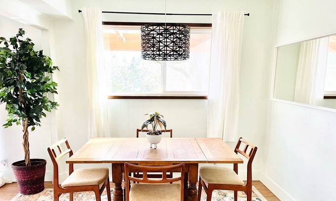 Oak Hills House | Bright 1 bd Apt— Furnished Covered Patio—Close-in to Portland, NW-SW-PDX