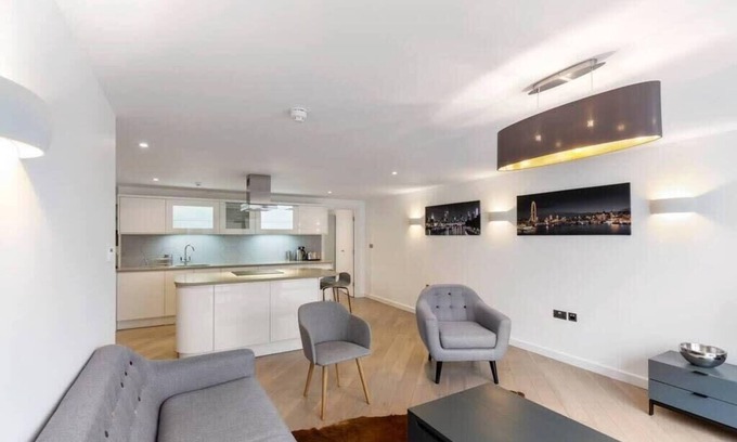 Acton Apartment | Bright 1 Bedroom Apartment in London