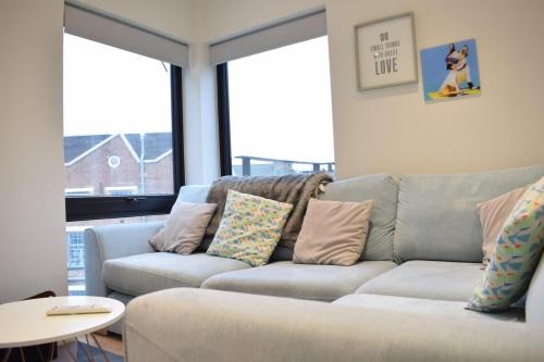 St. George's Apartment | Bright 1 Bedroom Flat in North London With Balcony