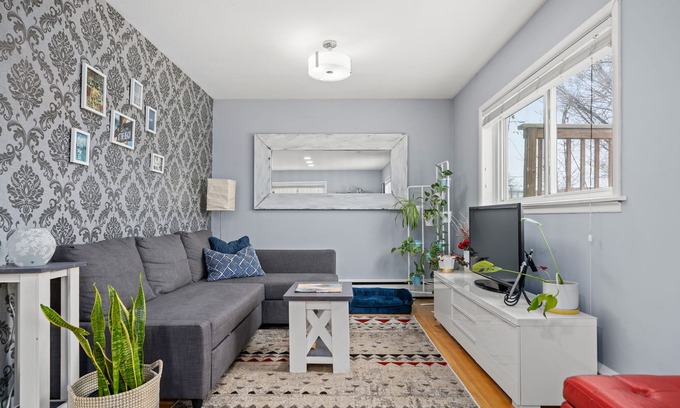 Ramsay Apartment | ☼ Bright 1 BR ☼ Near stampede/DT/concerts/hockey games/BMO/inglewood/Zoo
