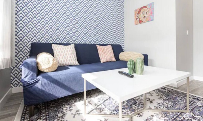 Old Town House | Bright 1BDR Downtown. Parking. WiFi. Walk to All - Discounts For Longer Stays