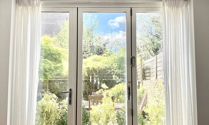 Canonbury Apartment | Bright 1BR Flat w/Patio in Islington, Angel