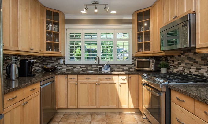 North Vancouver House | Bright 2 Bed 2 Bath Family Home